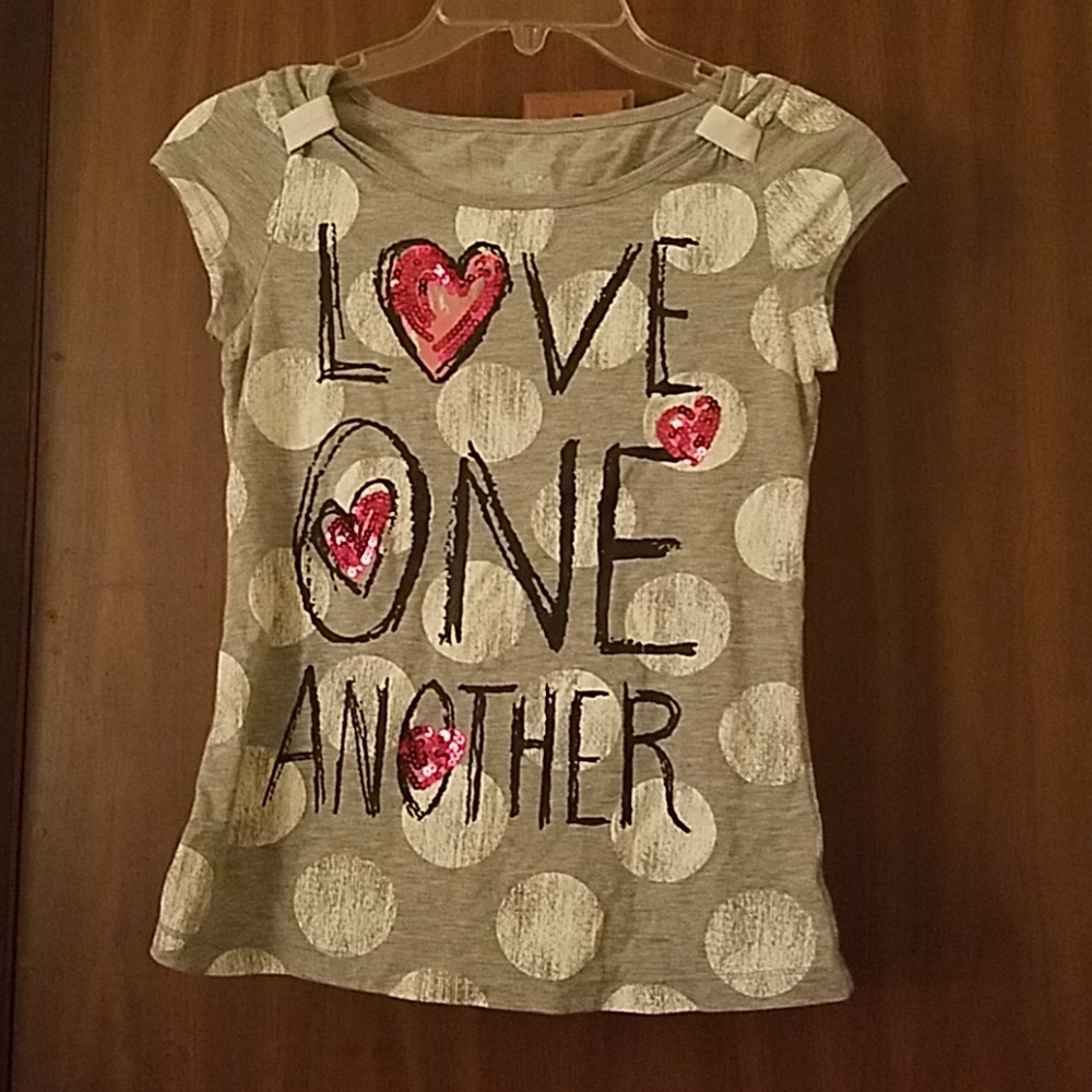 Gray shirt with polkadots